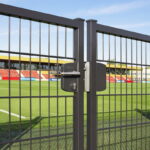 Locinox LAKQU2 industrieel tuinpoortslot opbouw sfeerafbeelding