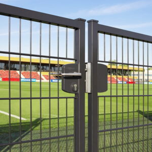 Locinox LAKQU2 industrieel tuinpoortslot opbouw sfeerafbeelding