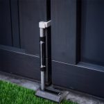 Locinox handmatige grondgrendel op poort gemonteerd