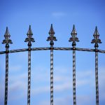 Sierhekwerk met hekwerkonderdelen