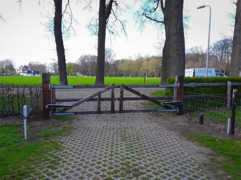 Houten poort met Comunello Kit ABACUS 300 poortopener