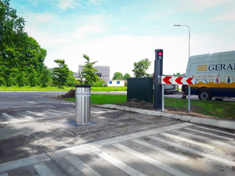 Sluiproute voorkomen - Fadini TALOS bollard met verkeerslicht