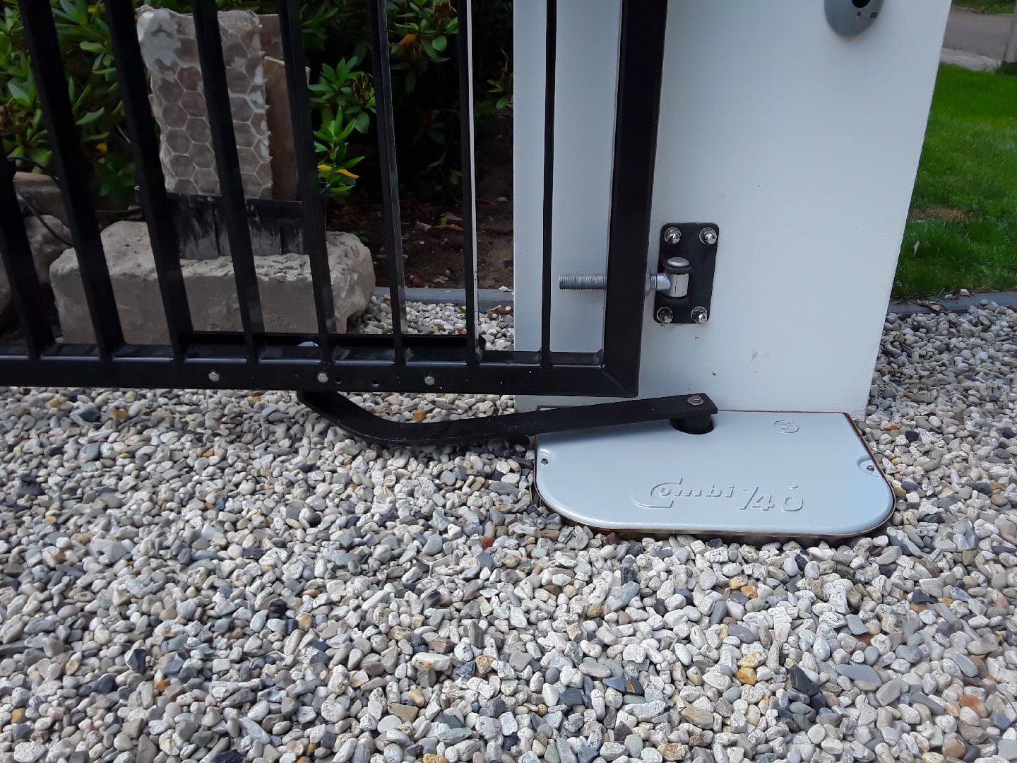 Poort automatiseren met de Kit COMBI 740 en een speciale geleidearm