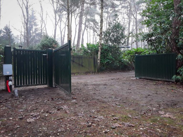 Houten poort voorzien van de Comunello Kit EAGLE