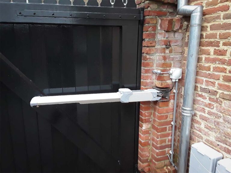 Gerestaureerde poort met een Fadini Kit HINDI 880