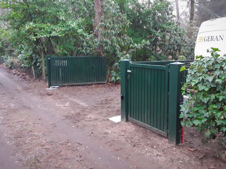 Houten poort voorzien van de Comunello Kit EAGLE