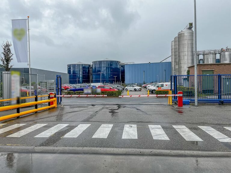 Veevoerfabriek voorzien van twee Comunello LIMIT 500 slagbomen
