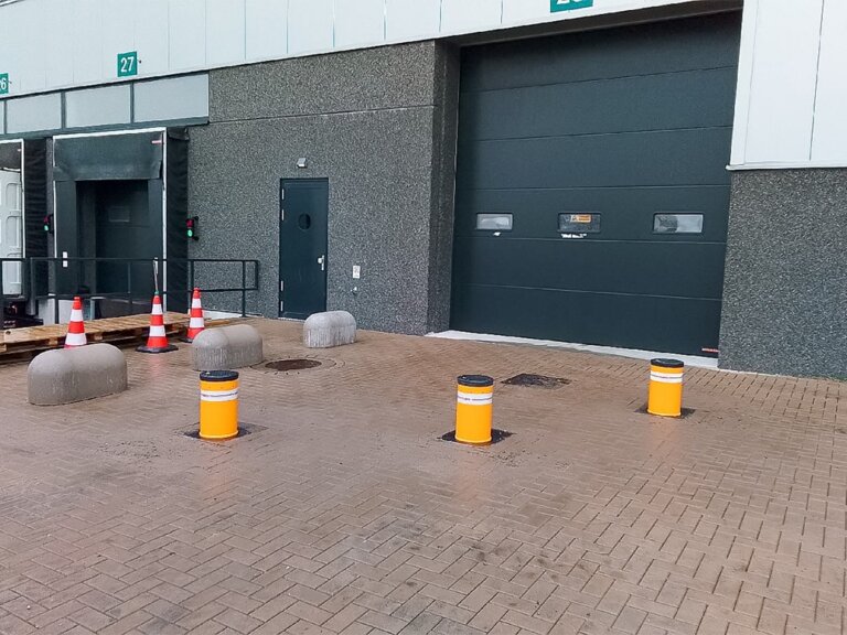Terrein voorzien van drie handbediende Fadini TALOS bollards