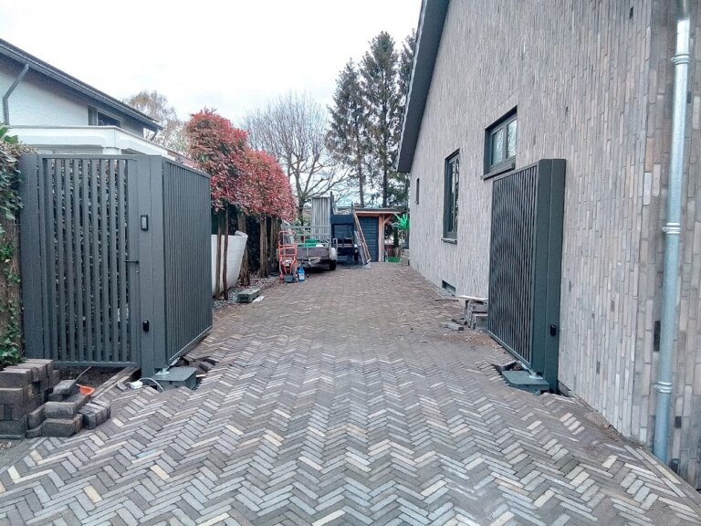 Moderne poort geautomatiseerd met de Comunello EAGLE ondergrondse poortopener