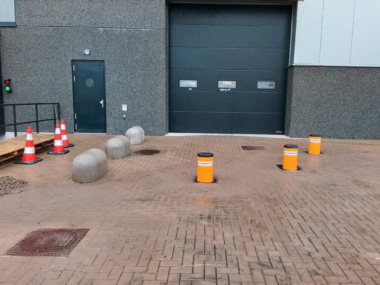 Terrein voorzien van drie handbediende Fadini TALOS bollards