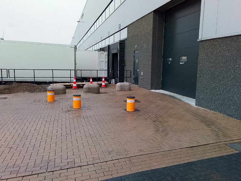 Terrein voorzien van drie handbediende Fadini TALOS bollards