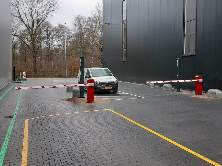 Bedrijventerrein voorzien van twee Comunello LIMIT 500 slagbomen 1-min