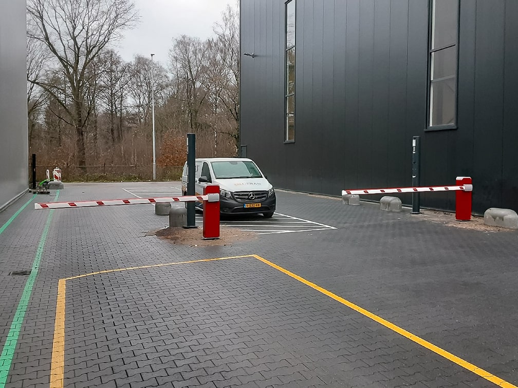 Bedrijventerrein voorzien van twee Comunello LIMIT 500 slagbomen 1-min