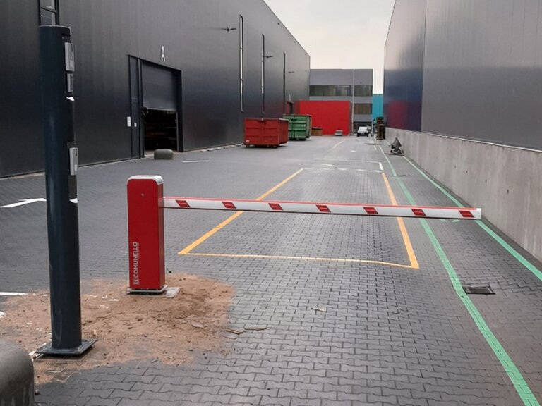 Bedrijventerrein voorzien van twee Comunello LIMIT 500 slagbomen 3-min