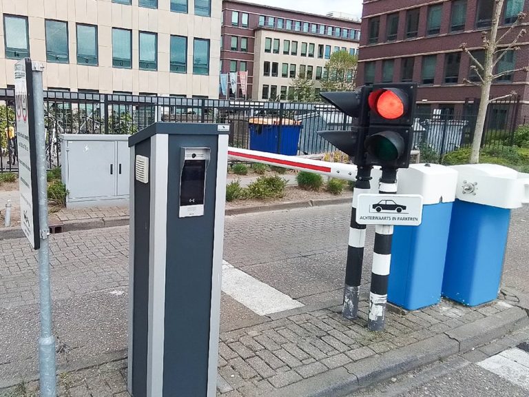 Bedrijfsparkeerterrein afbakenen met LBA slagbomen