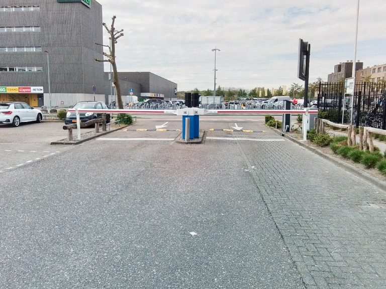 Bedrijfsparkeerterrein afbakenen met LBA slagbomen