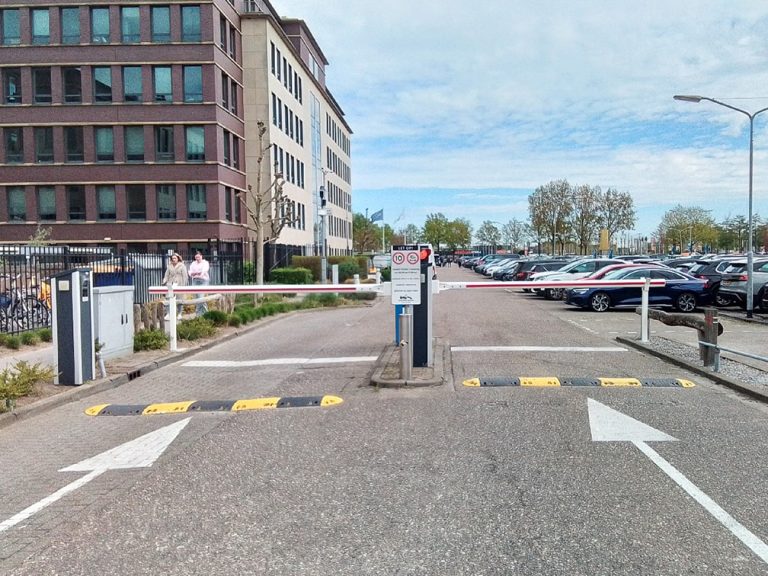 Bedrijfsparkeerterrein afbakenen met LBA slagbomen