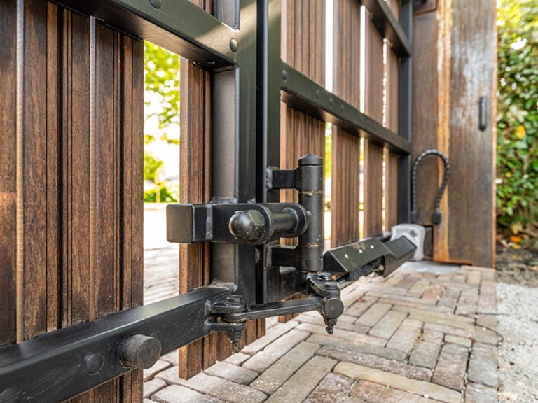 Speciale geautomatiseerde vouwpoort met ondergrondse en lineaire poortopeners