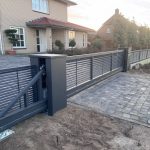 Thumbnail of http://Elektrische%20schuifpoort%20bij%20inrit%20van%20een%20huis%20met%20een%20looppoort
