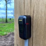 Thumbnail of http://Zwarte%20Fadini%20HINDI%20lineaire%20poortopener%20als%20poortautomatisering%20bij%20een%20houten%20toegangspoort
