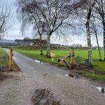 Thumbnail of http://Zwarte%20Fadini%20HINDI%20lineaire%20poortopener%20als%20poortautomatisering%20bij%20een%20houten%20toegangspoort