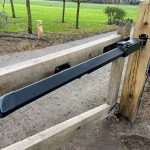 Thumbnail of http://Zwarte%20Fadini%20HINDI%20lineaire%20poortopener%20als%20poortautomatisering%20bij%20een%20houten%20toegangspoort